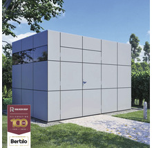 Gartenschrank aus Metallpaneelen auf Rasenfläche