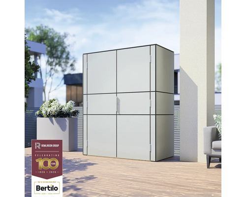 Gartenschrank Bertilo HPL Highboard 155 x 75 x 193 cm hellgrau Außenaufnahme eines Gartenschranks mit mehreren Fächern auf einer Terrasse. Rowlinson Group Logo
