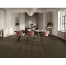 Esszimmer mit dunklem Holzboden, Tisch und Stühlen