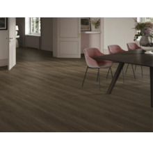 Innenraum mit verlegtem dunklem Laminatboden und Essbereich