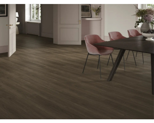 Innenraum mit verlegtem dunklem Laminatboden und Essbereich