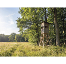 Hochsitz aus Holz auf einer Wiese