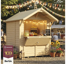 Holzverkaufsstand mit Getränken und Brezeln unter Lichterketten