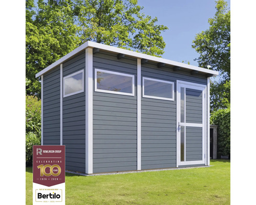 Holzgartenhaus mit Fenstern und Tür auf Rasen