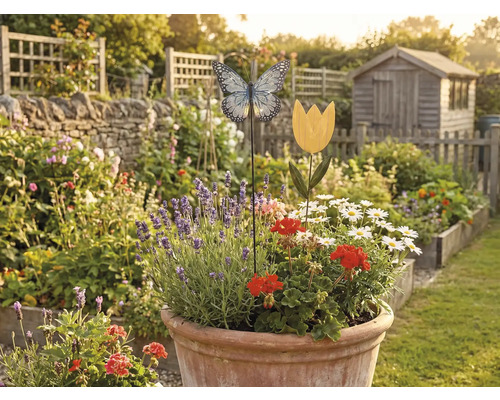 Gartenansicht mit Blumenbeet, Dekorationen und Gartenschuppen