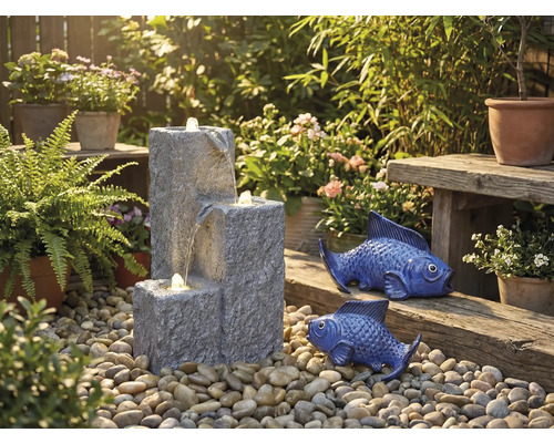 Gartenszene mit Kaskadenbrunnen, Zierfischen und Pflanzen