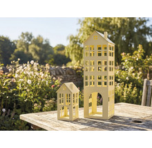 Dekorative Häuser aus Metall für den Außenbereich auf einem Holztisch