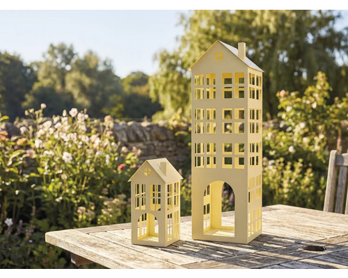 Dekorative Häuser aus Metall für den Außenbereich auf einem Holztisch