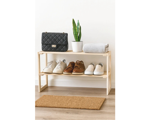 Schuhregal aus Holz mit Schuhen, Handtasche, Pflanze und Decke