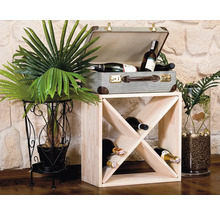 Weinregal mit Weinflaschen und Dekoration