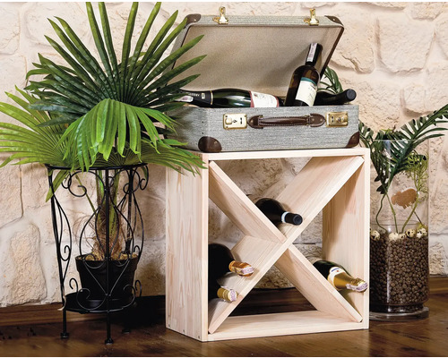 Weinregal mit Weinflaschen und Dekoration