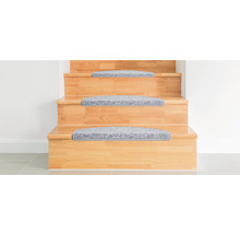 Holztreppe mit grauen Teppichstufen