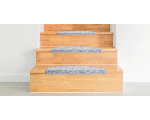 Holztreppe mit grauen Teppichstufen