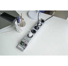 Mehrfachsteckdose mit Stecker auf einem Schreibtisch