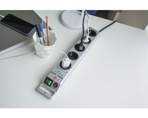 Mehrfachsteckdose mit Stecker auf einem Schreibtisch