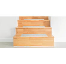 Holztreppe mit Teppichstufenmatten