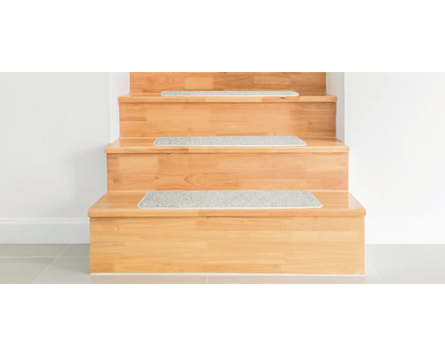 Holztreppe mit Teppichstufenmatten