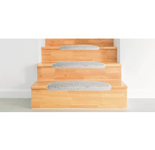 Holztreppe mit Teppichstufenmatten