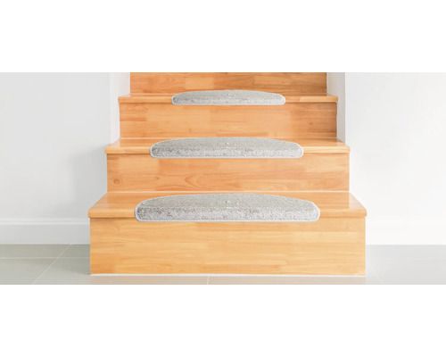 Holztreppe mit Teppichstufenmatten