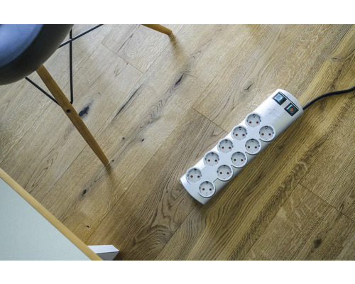 Mehrfachsteckdose mit zwölf Steckplätzen auf Holzboden