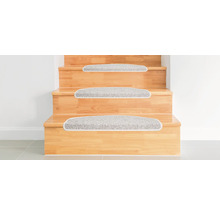 Holztreppe mit drei Stufen und Teppichstufenmatten