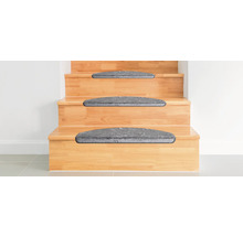 Holztreppe mit grauen Treppenläufern