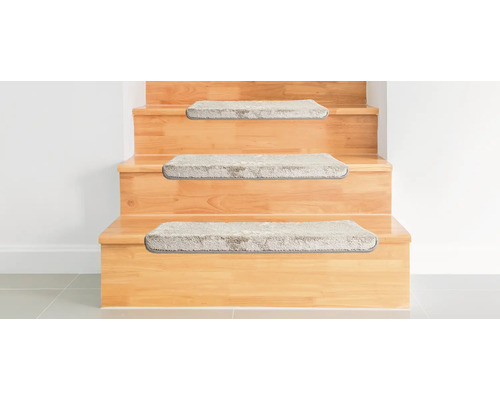 Holztreppe mit Teppichstufenmatten