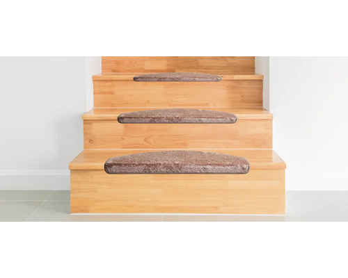 Holztreppe mit Teppichstufen