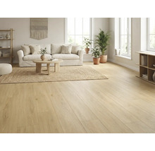 Helles Wohnzimmer mit Holzboden, Sofa, Teppich und Pflanzen für eine freundliche Atmosphäre.