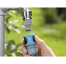 Gartenschlauch-Schnellkupplung wird an Wasserhahn angeschlossen