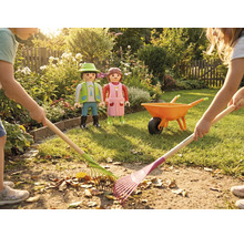 Szene mit Kindern, die mit Rechen Blätter im Garten zusammenkehren, sowie Playmobil Figuren und Schubkarre