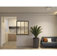 Wohnraum mit Pflanze, Couch und Durchgang zur Küche