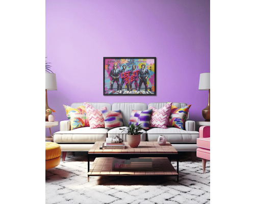 Wohnzimmer mit Sofa, Couchtisch und gerahmtem Kunstdruck an der Wand