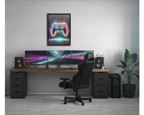 Ein Gaming-Setup mit Schreibtisch, Stuhl, Computermonitoren und Lautsprechern in einem Raum.