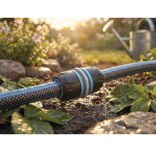 Gartenschlauch mit Verbinder im Garten