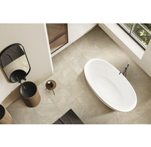 Badezimmer mit freistehender Badewanne, Waschtisch und Spiegel von oben