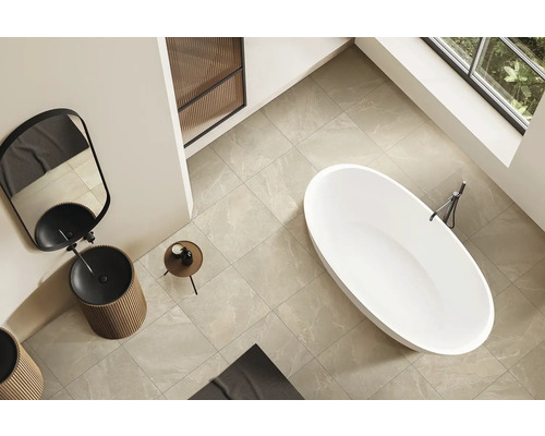 Badezimmer mit freistehender Badewanne, Waschtisch und Spiegel von oben