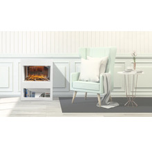 Wohnzimmer mit elektrischem Kamin, Sessel und Beistelltisch