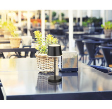 Tischleuchte auf einem Tisch im Außenbereich.