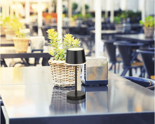 Tischleuchte auf einem Tisch im Außenbereich.