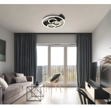 Wohnzimmer mit moderner Deckenleuchte, Sofa und Fenstern