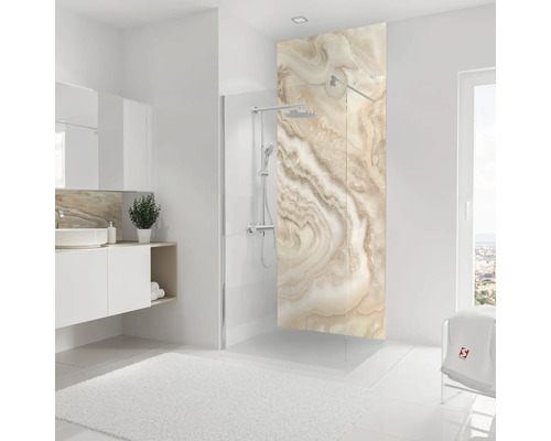 Helles Badezimmer mit Duschkabine und Marmorwand
