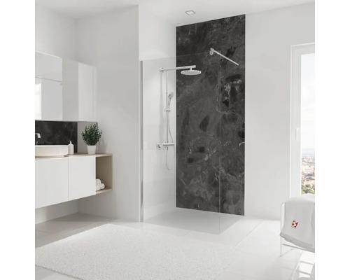 Modernes Badezimmer mit ebenerdiger Dusche, Waschtisch und Handtüchern