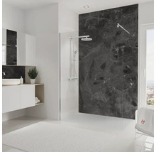 Helles Badezimmer mit Dusche, Waschbecken und Spiegel