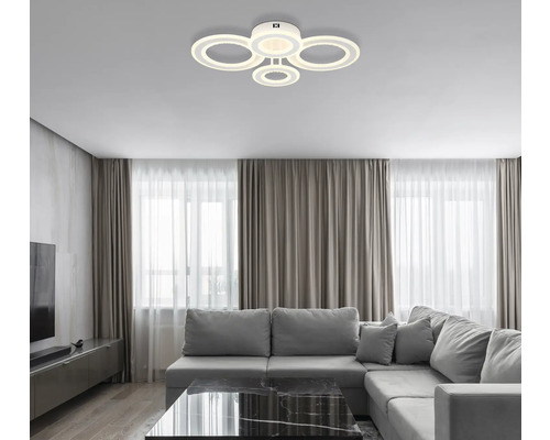 Wohnzimmer mit Deckenleuchte im Ringdesign über einer grauen Couch