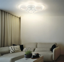 Wohnzimmer mit einer modernen Deckenleuchte aus mehreren Ringen.