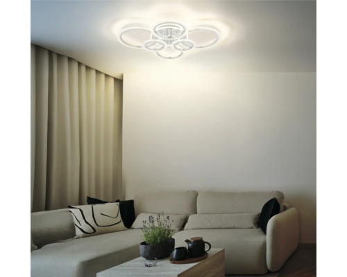 Wohnzimmer mit einer modernen Deckenleuchte aus mehreren Ringen.