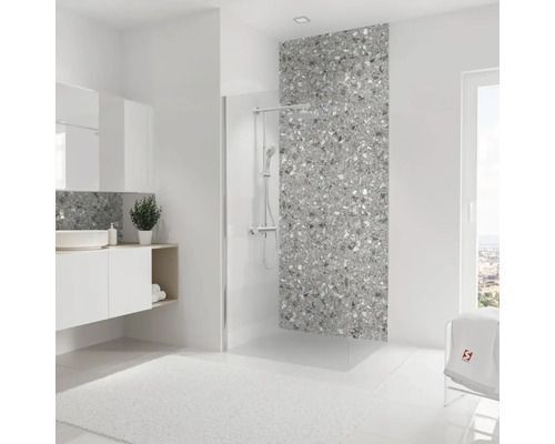 Helles Badezimmer mit Waschbecken, Dusche und grauen Fliesen in Steinoptik