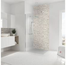 Badezimmer mit Dusche, Waschtisch und Spiegel in hellem Design