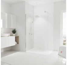 Helles Badezimmer mit Dusche, Waschbecken und Handtüchern